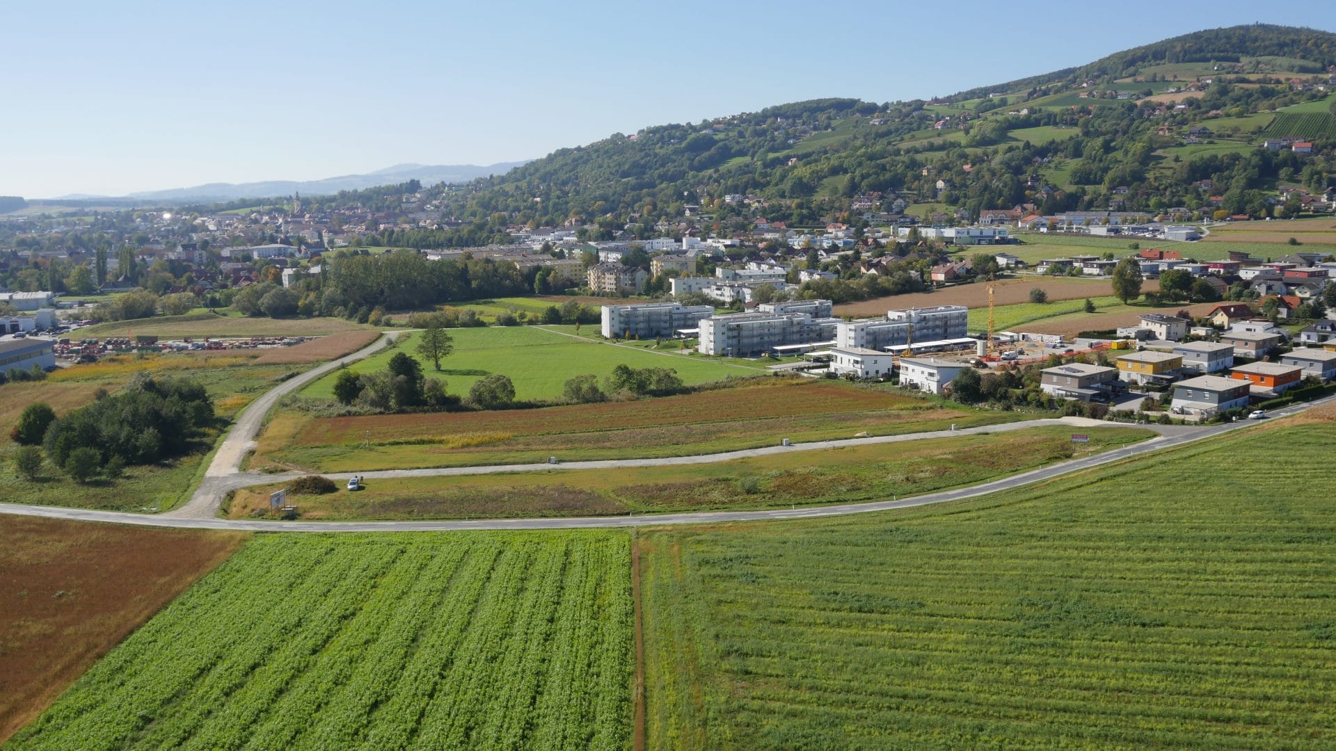 Stueck Land mit Wiese, Felder und Strassen