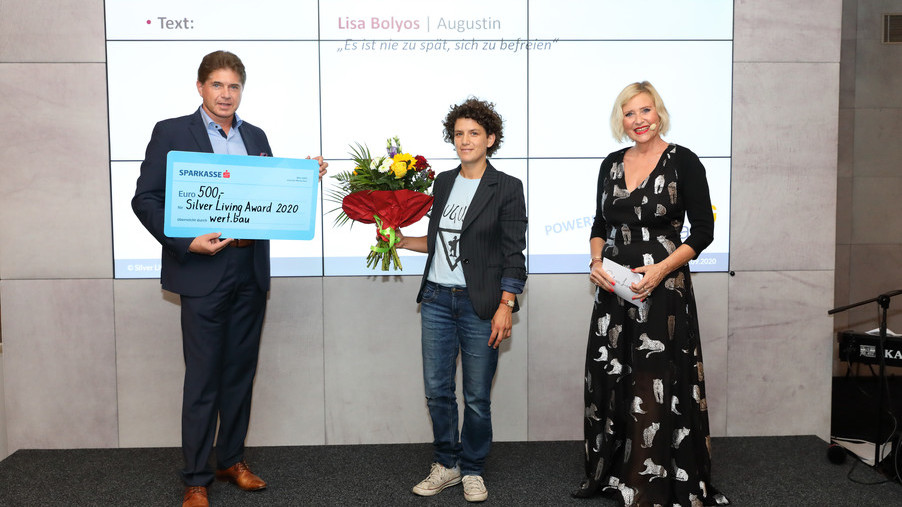 Scheckuebergabe an Gewinnerin bei Silver Living Journalisten Award